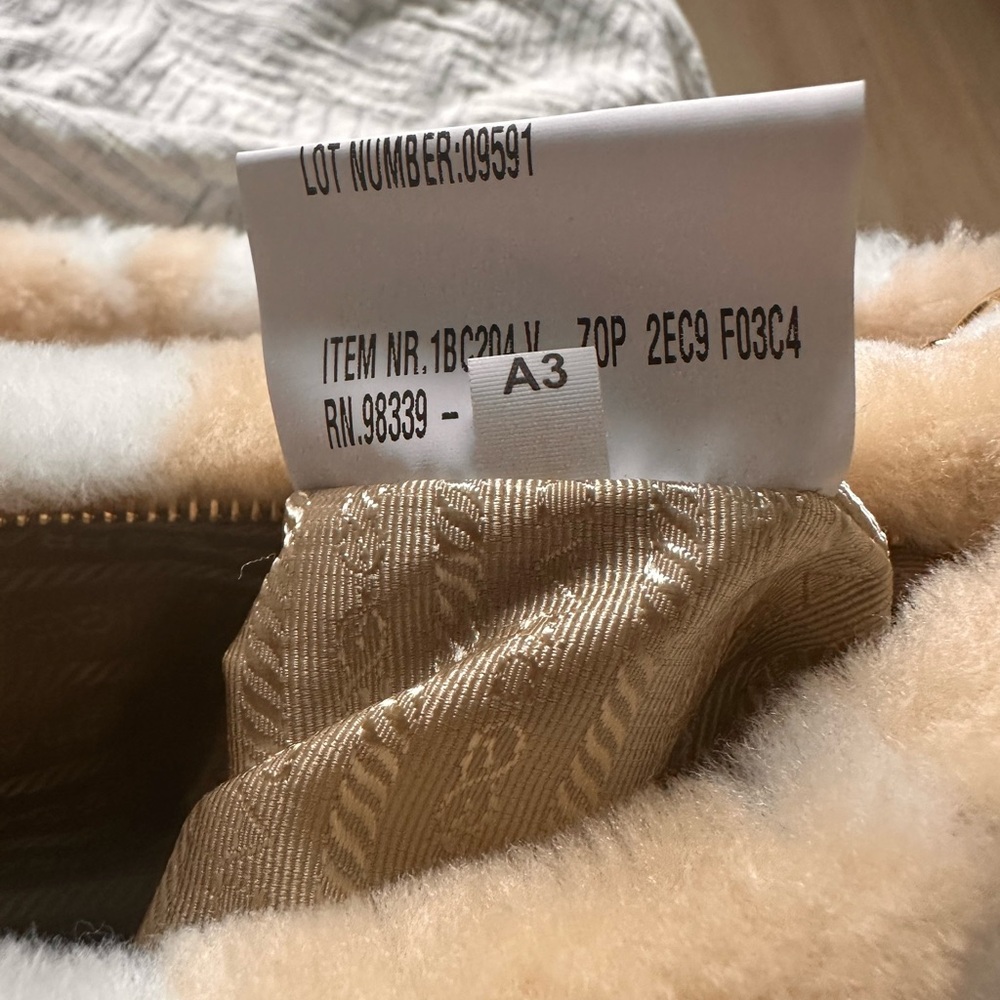 🔥PRADA🔥100%Authentic Prada Re-Edition Shoulder  Shearling Crossbody Bag Rare🔥 - Picture 8 of 15